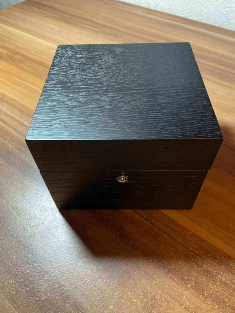 Schwarze Holzbox Tiefsee Balance
