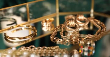 Damenuhr und Goldschmuck
